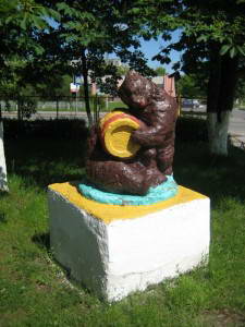 Скульптурная композиция "Медведи с бочонком меда"