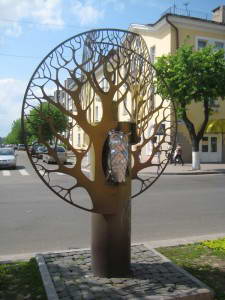 Скульптурная композиция "Дерево с совой"
