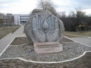 Скульптурная композиция "Руки матери"