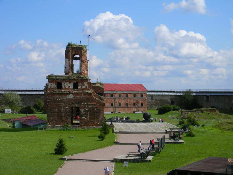 Внутренний двор крепости Орешек (Шлисельбург) с мемориалом в память Великой Отечественной Войны.