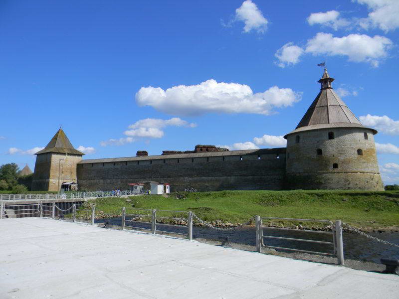 Пристань на левом берегу острова крепости Орешек.