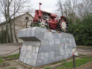 Памятник трактору